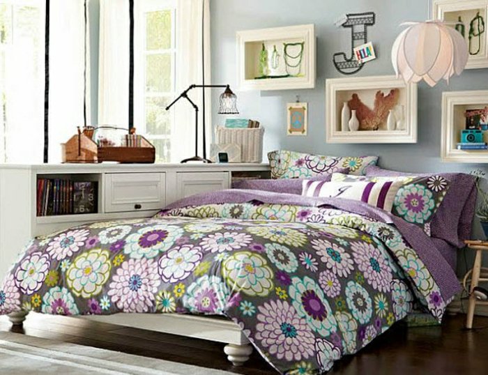 غرفة البنات باللون البنفسجي و الأزهار على الغطاء